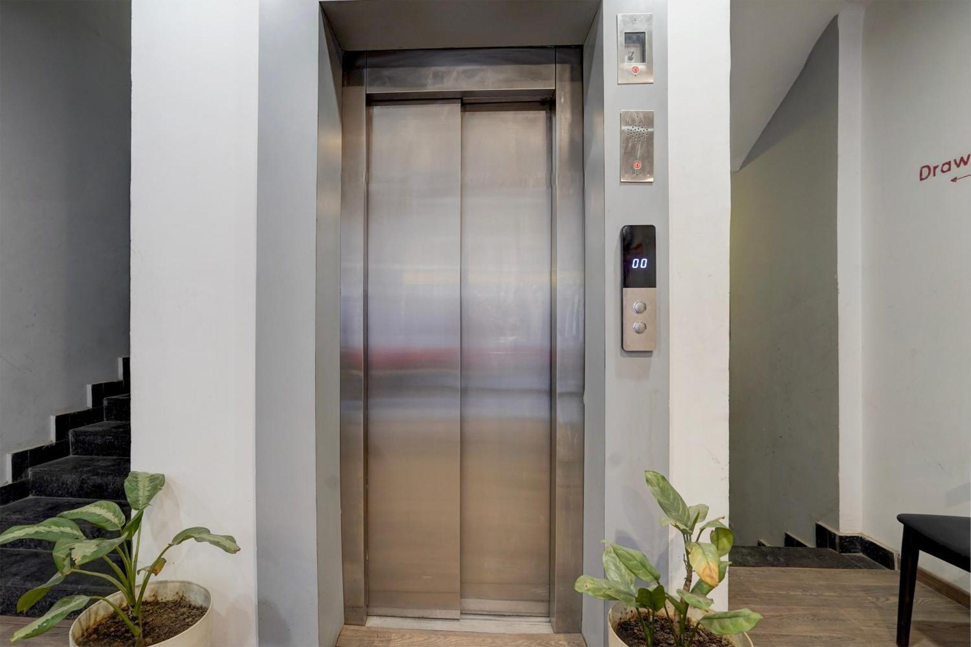 Super Townhouse Gomti Nagar Sector 6 Near Ekana Stadium ลัคเนา ภายนอก รูปภาพ